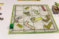 cottage-garden-bord-tijdens-het-spel.webp